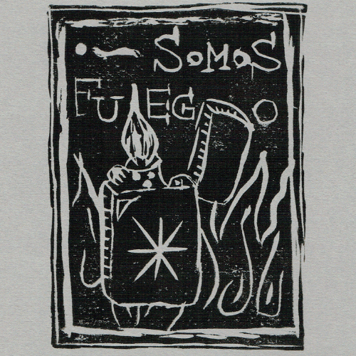 Illustration of an open lighter with a flame coming out, set against more flames with the words 'somos fuego' on top all in black and white