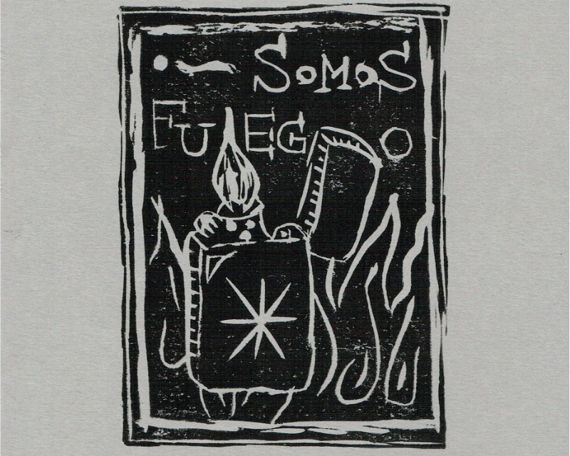 A lighter engraved with an asterisk with its flame lit, surrounded by fire, and bearing the phrase "Somos fuego"